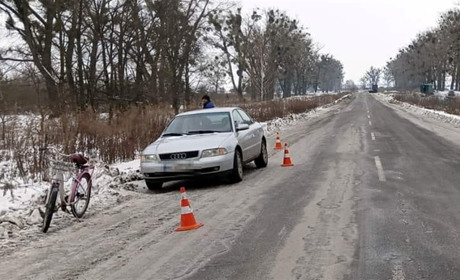 Слідчі встановлюють обставини ДТП, у якій травмувалась 51-річна велосипедистка