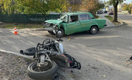 У Сарненському районі зіткнулися мотоцикл і «ВАЗ»: двох потерпілих госпіталізували