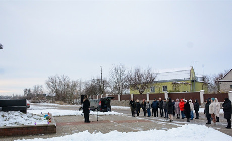 Вшанували жертв голодоморів в Україні: мітинг-реквієм та молебень біля пам’ятного знаку в Кагарлику