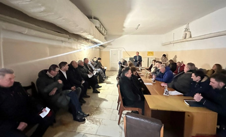 В укритті без світла: Звягельська міськрада виділила 29 млн на армію та підвищила зарплати педагогам