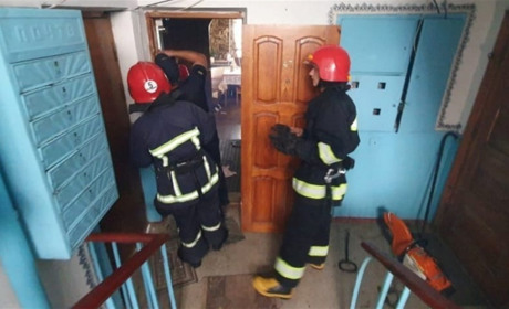 У Вараші рятувальники відкрили вхідні двері квартири літньої жінки
