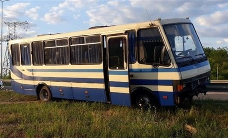 Петропавлівський автобус втрапив у яму та зійшов з дороги: є постраждалі