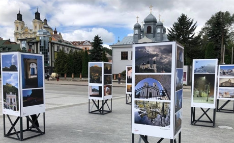 Фотовиставку робіт місцевих авторів відкрили у Кременці за сприяння консульства Польщі