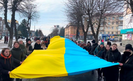 На День Соборності у Звягелі розгорнули 30-метровий прапор України