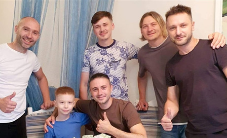 8-річний волонтер та співак Сергій Мороз передав гроші у фонд улюбленого гурту "Антитіла"