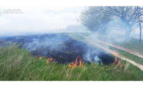 На Білопільщині рятувальники боролися з пожежею, що виникла через обстріли ворога