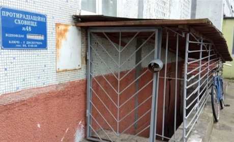 Прокурори через суд зобов’язали Нетішинську міську раду зареєструвати право власності на 14 укриттів