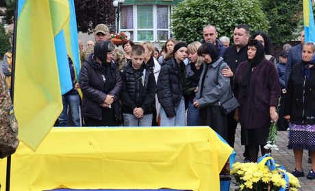 У Сарнах попрощалися з десантником Миколою Ксюком