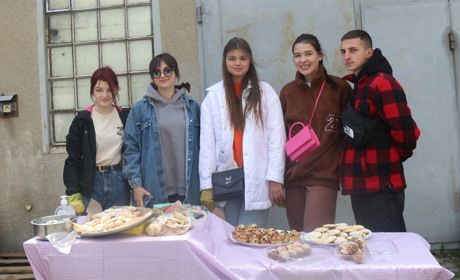 У Старокостянтинові дівчата-волонтерки пригощають солодощами переселенців