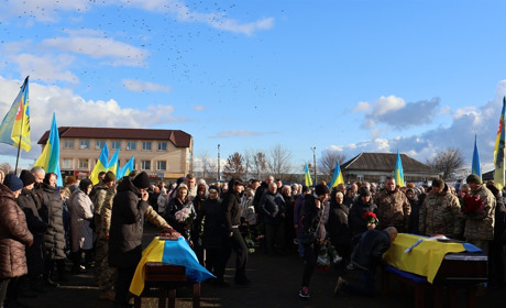 У Сарнах попрощалися із загиблими захисниками Володимиром Антонічем та Іваном Зозюком