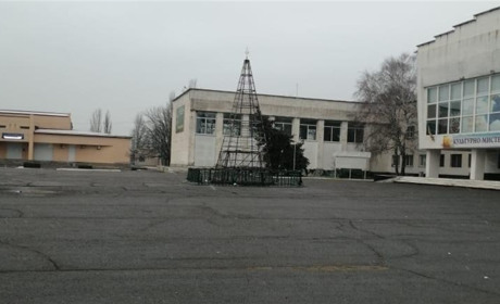У Чаплинці вночі загорілася новорічна ялинка. Святкове дерево вигоріло вщент (відео)