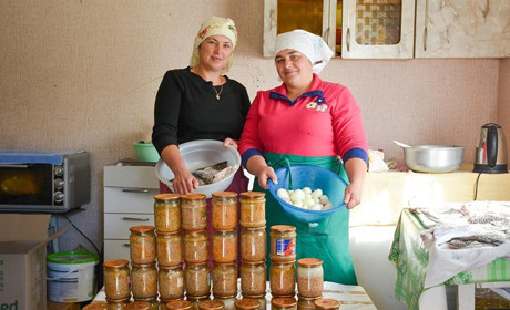 Солдатська каша, паштети, рибні консерви: дві Олени з Кагарлика готують воїнам на фронт харчі