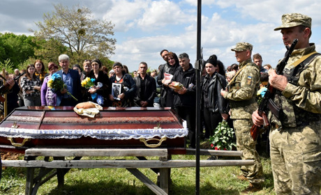 На колінах та з живими квітами браїлівчани прощалися із загиблим Героєм Артемом Полянським
