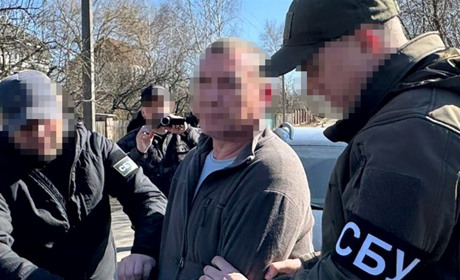 "Трофейні" автомати та гранати: на Житомирщині викрили торговця зброєю з фронту