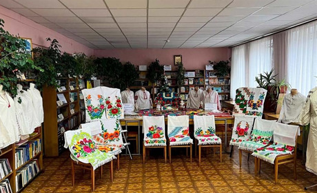 Краса барв і візерунків: у Кагарлику в Центральній бібліотеці відкрили виставку робіт вишивальниць