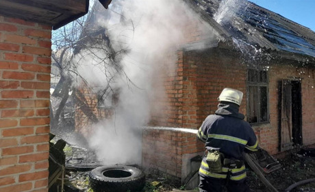 У Переяславі горіли господарська будівля та трав’яний настил