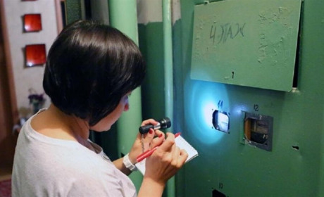 В окупованих містах Луганщини почали приносити платіжки за світло, якого вже рік немає