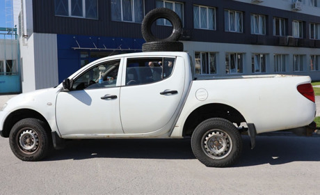 Авто для фронту: ХАЕС передала військовим «Mitsubishi L200»