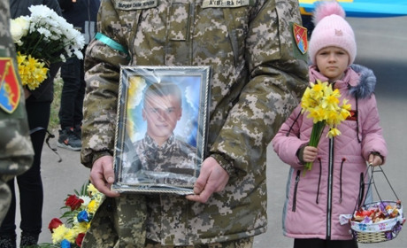 Мати загиблого воїна Віктора Шкромиди просить підписати петицію про присвоєння сину звання Героя