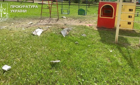 Окупанти атакували безпілотником дитячий майданчик на Шосткинщині: поранено двох жінок