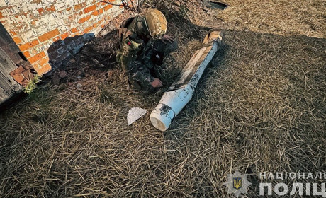 Впала в селі на прикордонні. Поліцейські знешкодили авіабомбу рф на Сумщині
