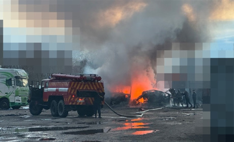 У Мені «шахеди» вдарили по автостоянці: згоріли вантажівки