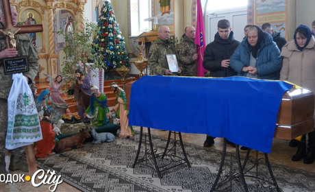 «Була заплакана, ніби відчувала біду»: Городок попрощався з воїном і комунальником Олегом Гриськовим