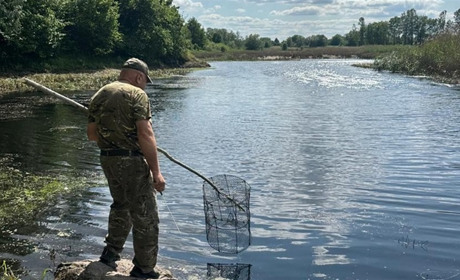 На річці Смолка екоінспектори вилучили сітку довжиною близько 50 метрів та 2 ятери