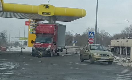 На Переяславщині водій авто в’їхав у колонку для заправки палива на АЗС: хроніка поліції