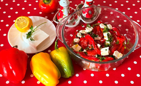 Смак яскравої осені: рецепт салату із запеченим перцем та фетою