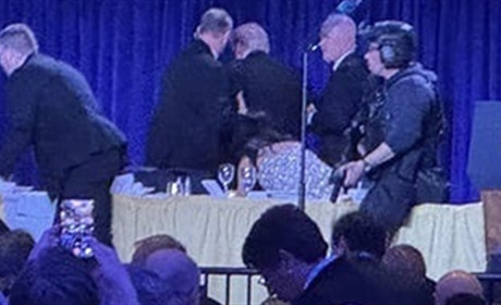 Стрілянина у Вашингтоні: охорона вивела Трампа зі сцени, коли гості ховалися під столами