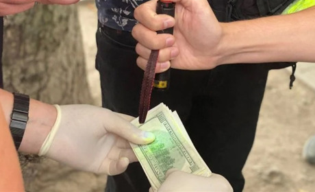 Працівника Хмельницького ТЦК за хабар у 4500 доларів оштрафували на 85 тисяч гривень