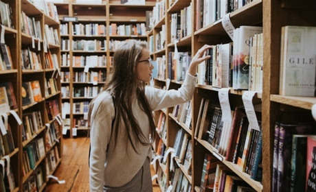Подаруй бібліотеці книгу: які книги приносять до бібліотек кременчани 