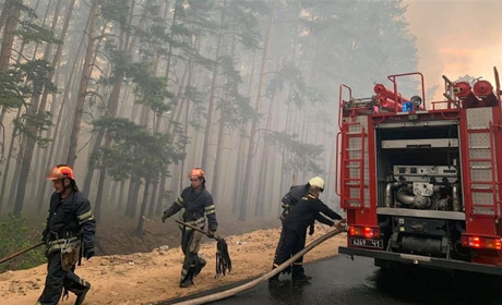 Рятувальники зі Сватового другу добу на пожежі на Новоайдарщині: їм потрібна допомога сватівчан