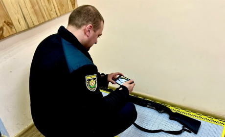 Звягельські поліцейські закликають громадян вчасно декларувати зброю