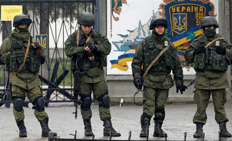 Росія стягує бойову техніку до кордонів із Кримом, а на Херсонщині тривають військові навчання