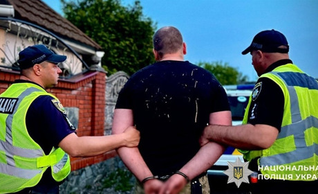 Взяли під варту нападника, що на вул. Відродження приставив ніж до шиї чоловіка, аби вкрасти телефон