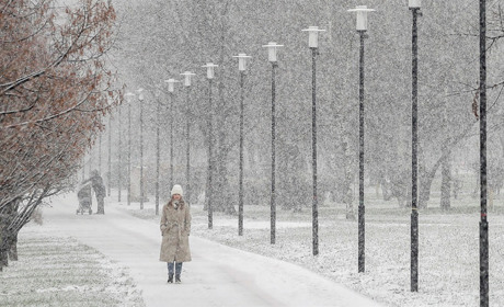 Сильний вітер, мокрий сніг та ожеледиця: на вихідні синоптики прогнозують ускладнення погоди