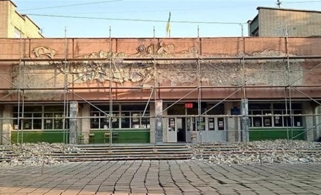Замість радянського панно патріотичний мурал: з фасаду Ліцею №16 демонтували аварійний барельєф