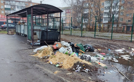 Сміття в центрі Знам’янки: чому стихійні звалища виникають біля облаштованих майданчиків