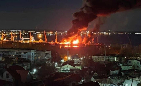 Бавовна в Феодосії: у порту окупованого міста знищили російське судно, яке перевозило «Шахеди»