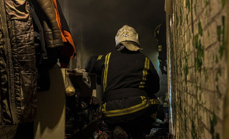 Шосткинські рятувальники ліквідували пожежу в багатоповерхівці