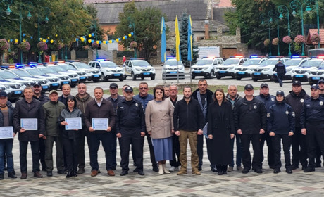 Новенькі авто для майбутніх поліцейських. В 11 громадах на Хмельниччині стане безпечніше