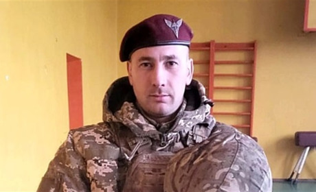 Захисника Дениса Чорного Головнокомандувач нагородив почесним нагрудним знаком "Золотий Хрест"