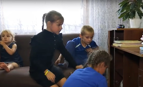 Користуються ґаджетами по черзі: як проходить онлайн-навчання у багатодітній сім'ї на Сарненщині