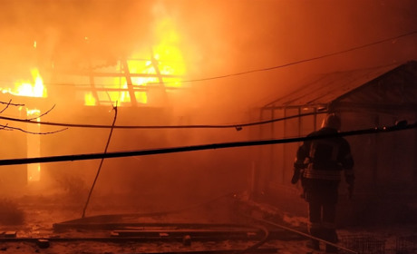 У Сватовому знову пожежа. Згорів гараж і не тільки