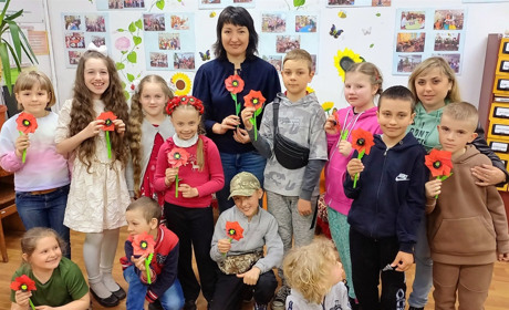 Виготовляли квітки маку: у бібліотеці для дітей провели майстер-клас