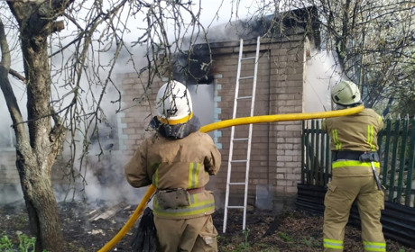 Розпалив піч та пішов з дому: у Миколаївці вщент згорів будинок