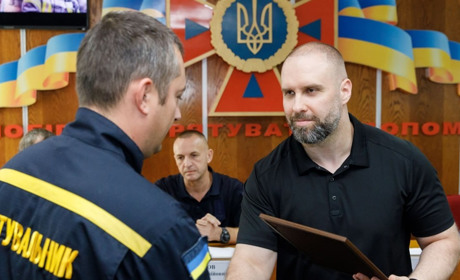 Двоє рятувальників з Купʼянського району отримали відзнаки з нагоди професійного свята
