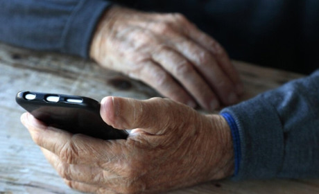 Аферисти просять підтвердити вік, а потім викрадають кошти